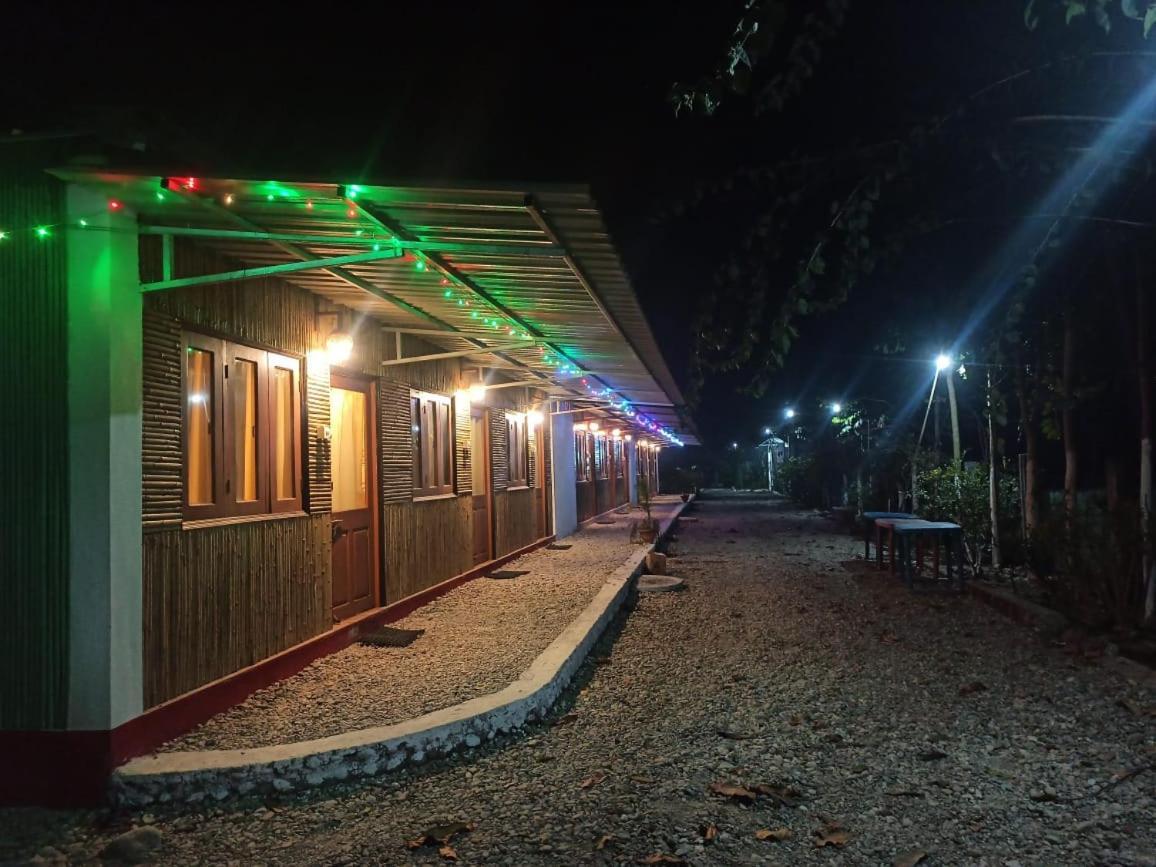 Grasshopper Jungle Queen Resort Chalsa Bagian luar foto