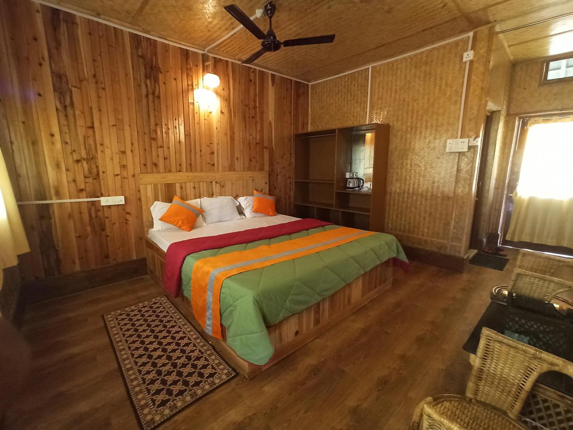 Grasshopper Jungle Queen Resort Chalsa Bagian luar foto