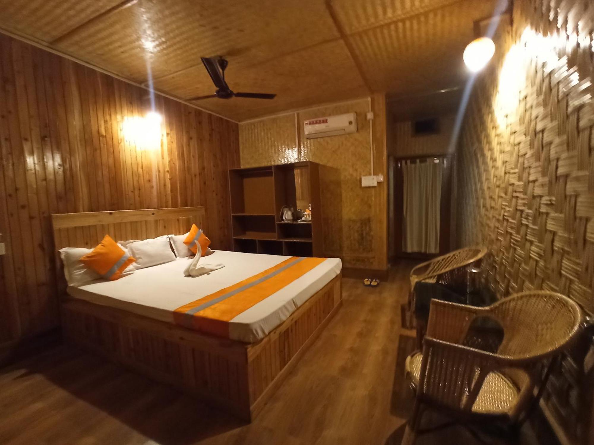 Grasshopper Jungle Queen Resort Chalsa Bagian luar foto