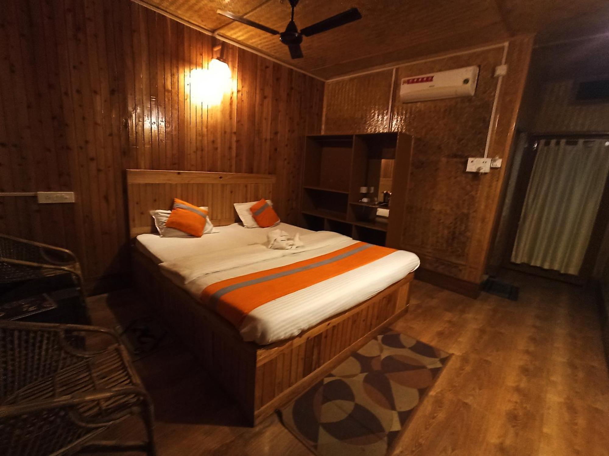Grasshopper Jungle Queen Resort Chalsa Bagian luar foto