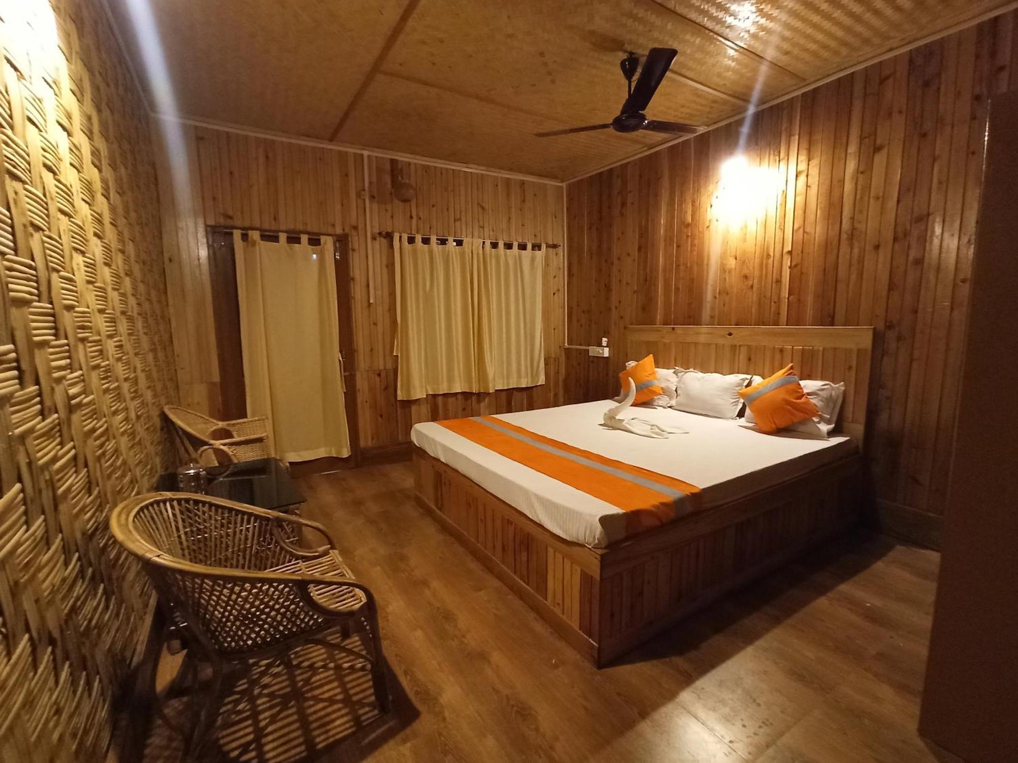 Grasshopper Jungle Queen Resort Chalsa Bagian luar foto